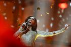 Vousatá zpěvačka i tolerance vyhrály popovou Eurovizi