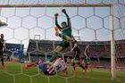 Jednička české fotbalové reprezentace se na stadionu Vicenteho Calderóna zranila po prvním rohovém kopu utkání.