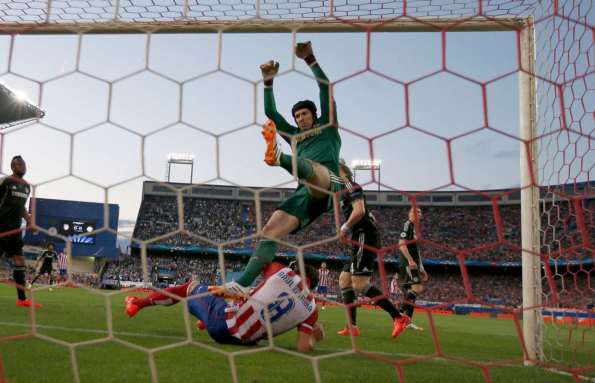 LM, Atlético-Chelsea: zraněný Petr Čech - srážka s Raulem Garciou (8)