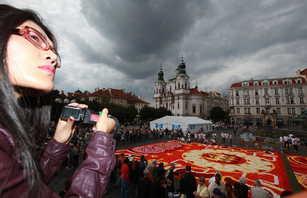 Koberec z begónií na Staroměstském náměstí