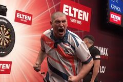 "Myslím, že mu právě vypadl zub." Svět sportu řeší bizarní incident českého šipkaře