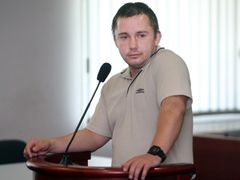 Dopravní podnik obžalovanému práci revizora nepřerušil, takže muž podezřelý z vážného násilí, dál kontroluje cestující v Ostravě