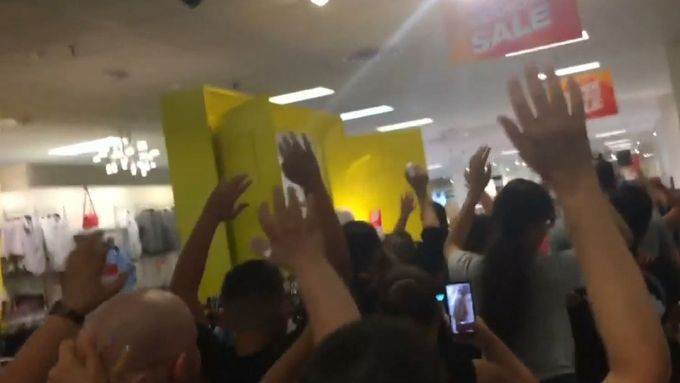 Evakuace lidí z nákupního centra ve městě El Paso