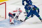 NHL 2021/22, Vancouver - Washington: Vítek Vaněček zasahuje proti Juhovi Lammikkovi