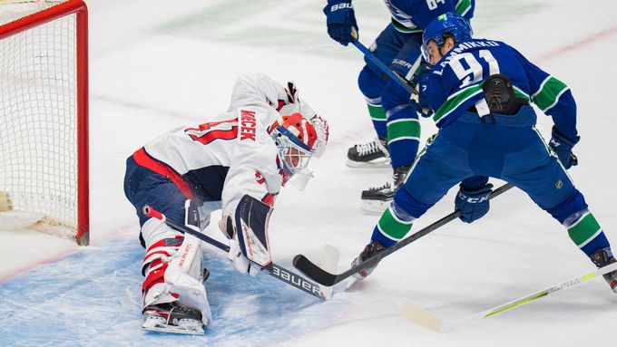Vítek Vaněček zasahuje proti Juhovi Lammikkovi z Vancouveru v zápase NHL.
