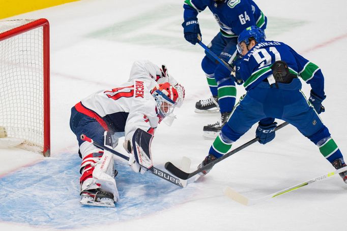 Vítek Vaněček zasahuje proti Juhovi Lammikkovi z Vancouveru v zápase NHL.