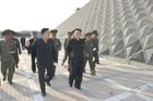 V části země je nouze o základní potraviny, jinde se ale mohutně buduje. Severokorejský vůdce Kim Čong-un přijel zkontrolovat dokončovací práce plaveckého komplexu.