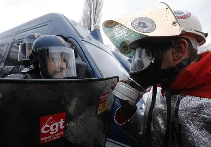 An ArcelorMittal Florange blast furnace worker argues with riot police during a demonstration next to the European Parliament in Strasbourg, February 6, 2013. REUTERS/Christian Hartmann (FRANCE - Tags: POLITICS) Published: Úno. 6, 2013, 4:44 odp.