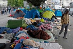 Policie v Paříži vyklidila tábor na okraji města, žilo v něm přes 1400 migrantů