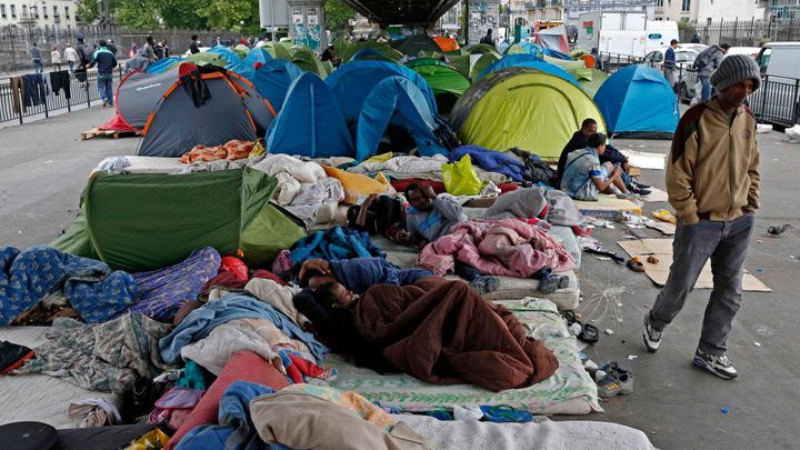 Pařížští policisté evakuují provizorní uprchlický tábor na okraji města