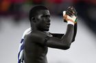 Diouf září, i když se West Ham trápí. Dojde na Trpišovského slova?