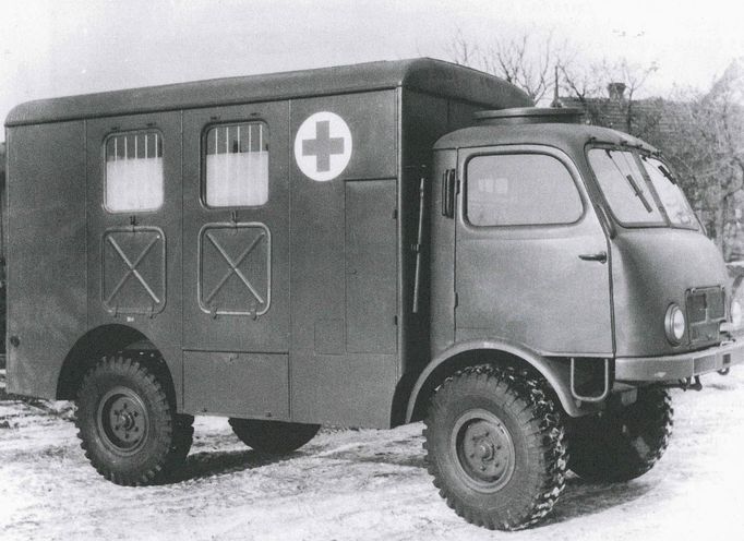 Historický snímek sanitního vozu Tatra 805