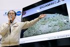 Japonská vesmírná sonda ostřelovala asteroid, vytvořila na něm kráter