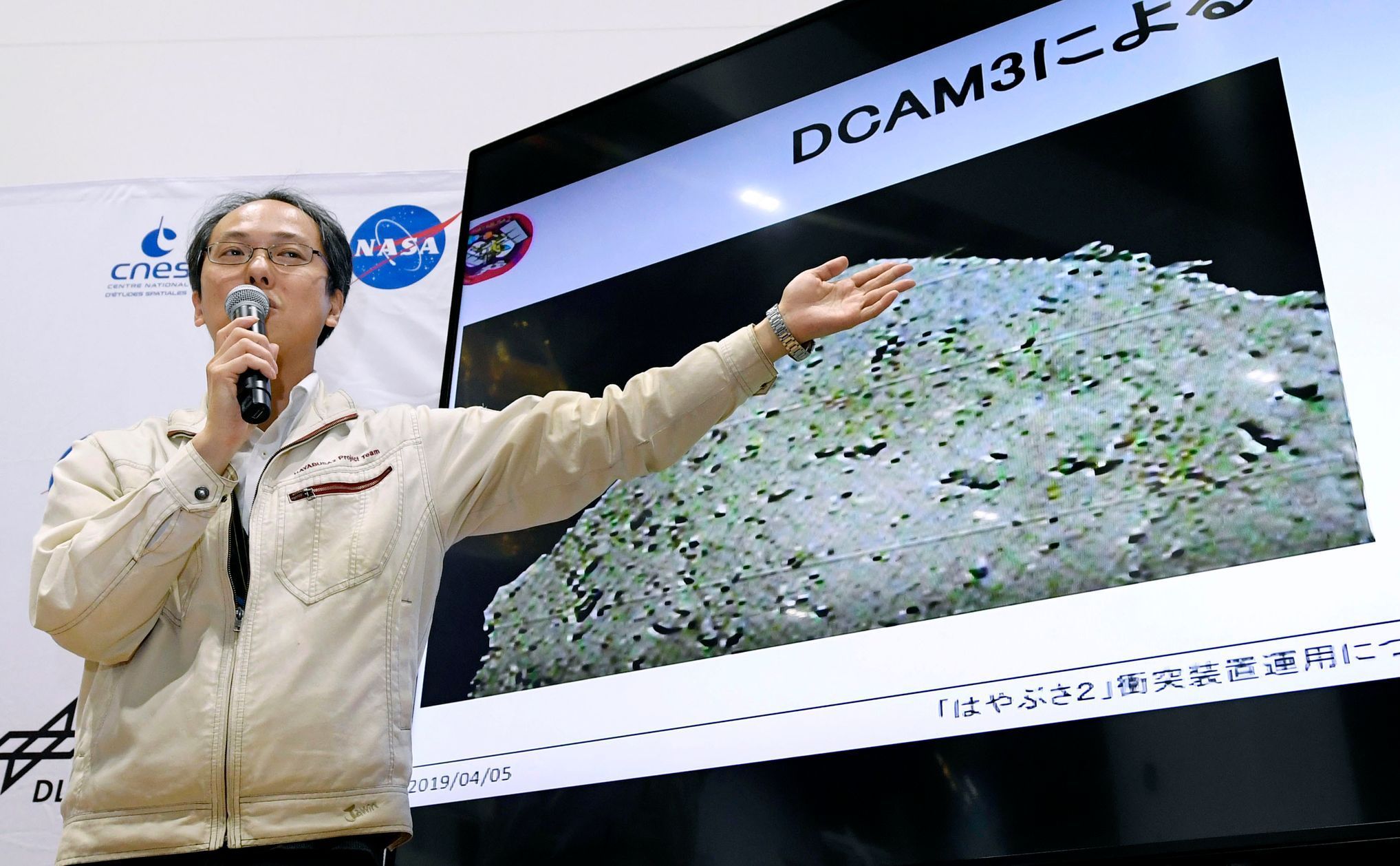Tisková konference japonské agentury JAXA k tomu, že její sonda vytvořila kráter na asteroidu Ryugu.