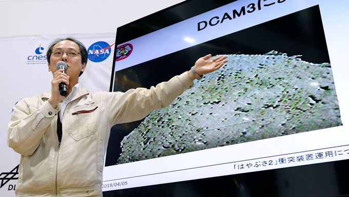 Tisková konference japonské agentury JAXA k tomu, že její sonda vytvořila kráter na asteroidu Ryugu.