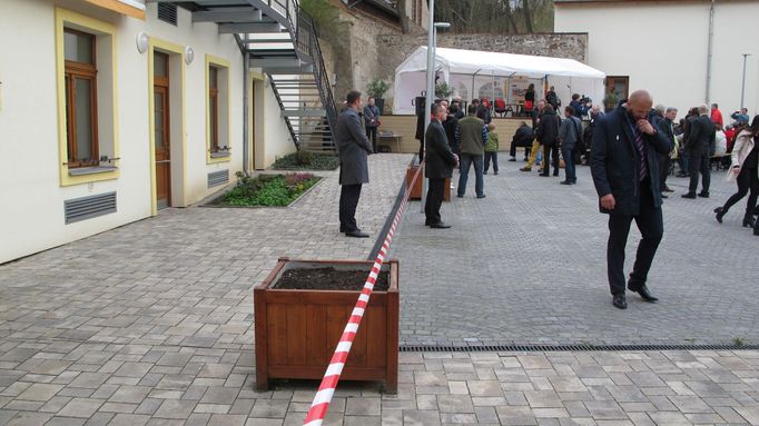 Na dvoře úholičského úřadu vymeziloi pro prezisdenta koruidor, kam běžný smrtelník nesmí. Ale papaláš on není.