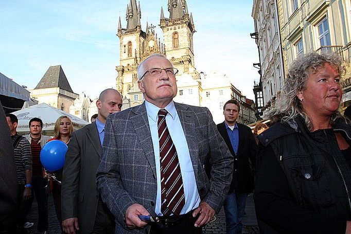 Státnickým krokem, žádaným smečkou fotografů, přešel prezident Staroměstské náměstí do hotelu Praha.