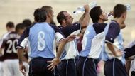 Fotbalisté maltského klubu Sliema Wanderers se polévají vudou při zápase s Rapidem Bukurešť.