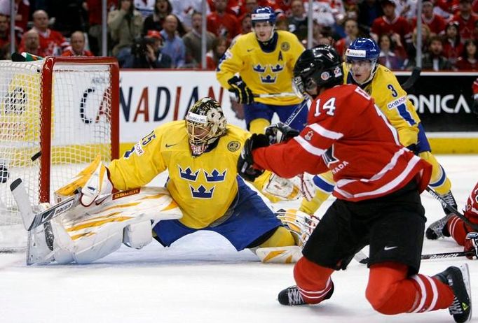 Gólman Švédska Jacob Markstrom při zákroku z první třetiny