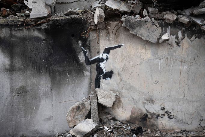 Nstěnná malba gymnastky od Banksyho v ukrajinské Boroďance.