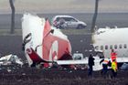 Letoun Turkish Airlines roztrhaný na kusy a rozesetý po poli kolem ranveje.
