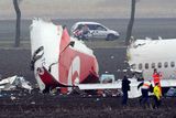 Letoun Turkish Airlines roztrhaný na kusy a rozesetý po poli kolem ranveje.