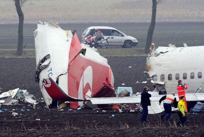 Letoun Turkish Airlines roztrhaný na kusy a rozesetý po poli kolem ranveje.