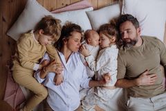 Rodiče přicházejí o tisíc hodin spánku. Kdo trpí víc: máma, nebo táta?