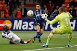 Javier Zanetti z Interu Milán střílí ve druhé minutě první gól do sítě Tottenhamu.
