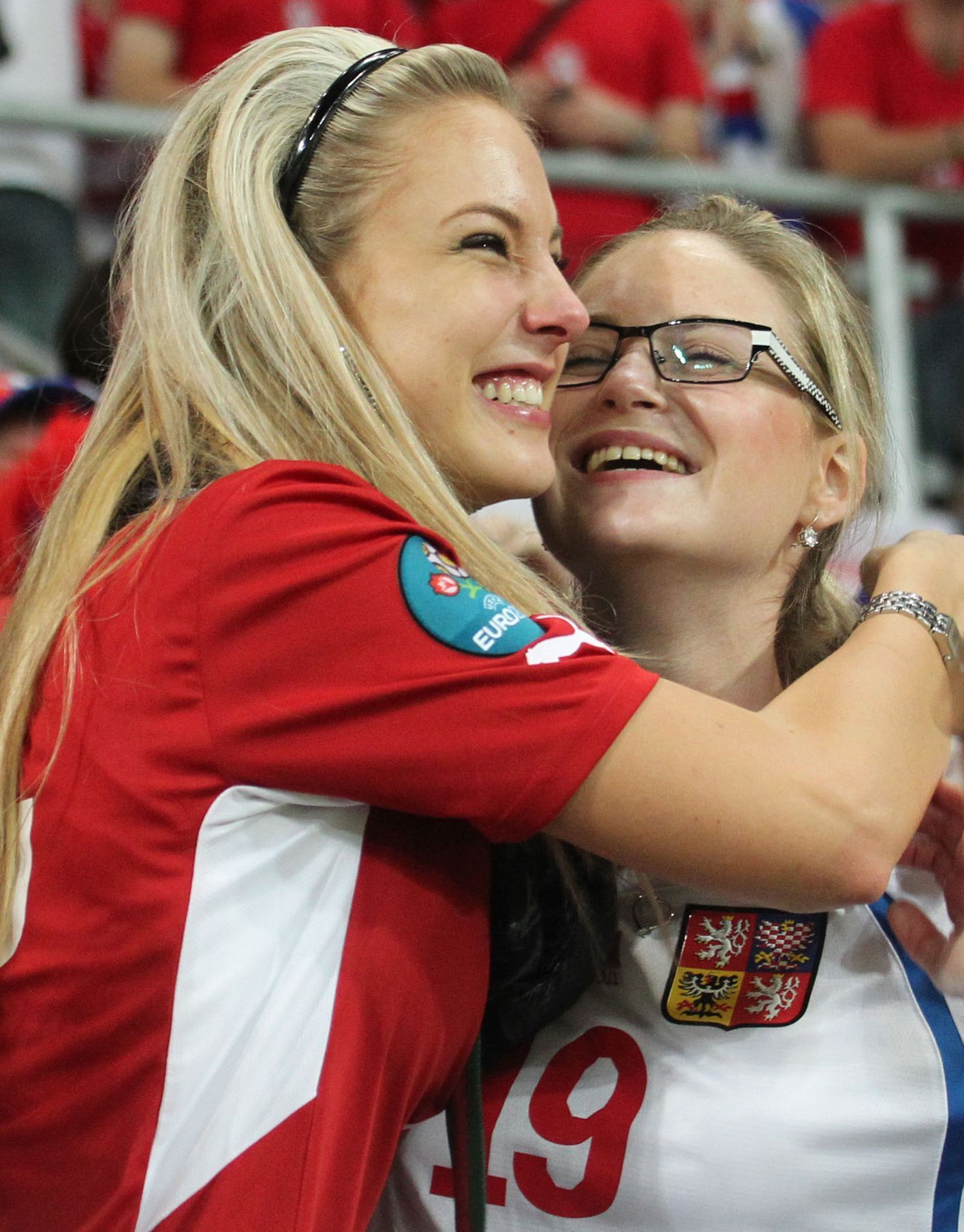 České fanynky se radují z vítězství nad Polskem v utkání skupiny A na Euru 2012