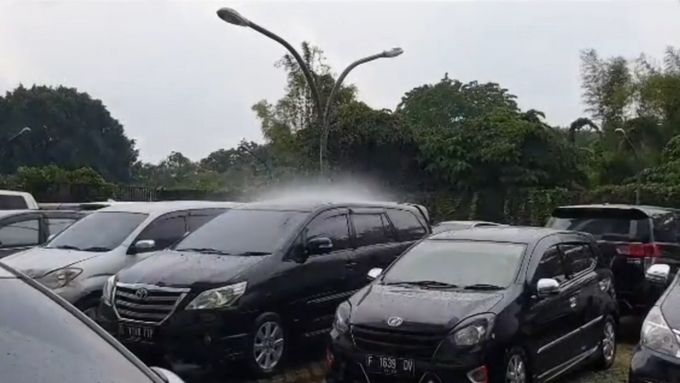 Během bouřky v Indonésii pršelo jen na jedno auto