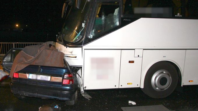 Tragická srážka osobního automobilu a zájezdového autobusu v Zábřehu.
