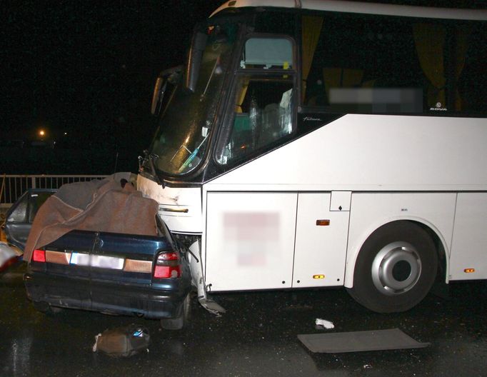 Tragická srážka osobního automobilu a zájezdového autobusu v Zábřehu.