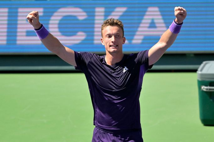 Jiří Lehečka slaví na turnaji v Indian Wells postup do čtvrtfinále