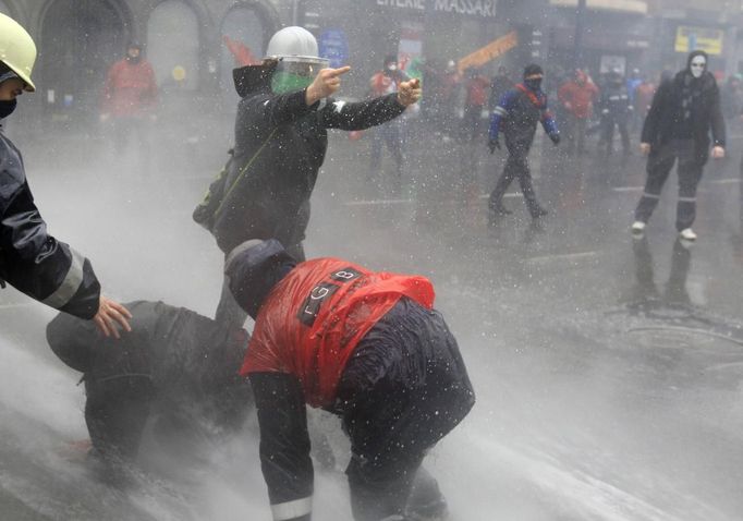 Arcelor Mittal workers from several Liege steel plants clash with riot policemen during a demonstration outside the Walloon Region parliament in Namur January 29, 2013. Arcelor Mittal, the world's largest steel producer, plans to shut a coke plant and six finishing lines at its site in Liege, Belgium, affecting 1,300 employees, the group said last week. REUTERS/Yves Herman (BELGIUM - Tags: CIVIL UNREST BUSINESS EMPLOYMENT COMMODITIES) TEMPLATE OUT Published: Led. 29, 2013, 1:51 odp.