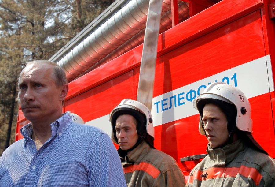 Geroj Putin osobně vyrazil bojovat s plameny