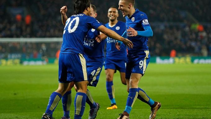 Fotbalisté Leicesteru City se radují po brance Okazakiho do sítě Newcastlu.