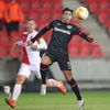 Nadiem Amiri a David Zima v zápase Evropské ligy Slavia Praha - Bayer Leverkusen