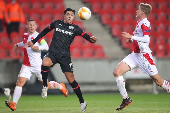 Nadiem Amiri a David Zima v zápase Evropské ligy Slavia Praha - Bayer Leverkusen