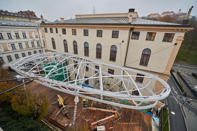 Instalace takzvaného Mraku nad terasou Uměleckoprůmyslového muzea od architektonického studia Marka Štěpána.