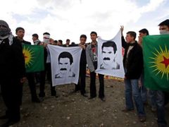 Uvězněný kurdský vůdce Abdullah Ocalan na obrázku, během dubnové demonstrace v Birecku.