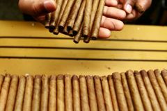 Policie obvinila pětici mužů z nelegální výroby tabáku