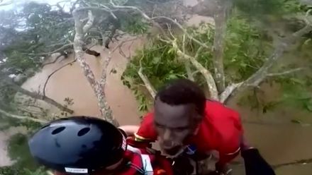 Na pomoc čekali v korunách stromů a na střechách. Cyklon Idai zpustošil Mosambik