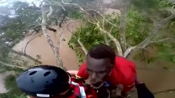 Záchrana dělníka ze zatopeného Mozambiku