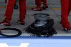 Kdo může za defekty pneumatik? Pirelli viní týmy F1