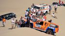 Američan nakonec jako jeden z prvních účastníků Rallye Dakar poznal zrádnost peruánského písku a Hummer "zahrabal" v duně.