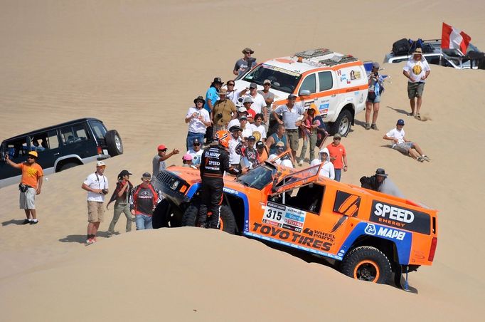 Američan nakonec jako jeden z prvních účastníků Rallye Dakar poznal zrádnost peruánského písku a Hummer "zahrabal" v duně.