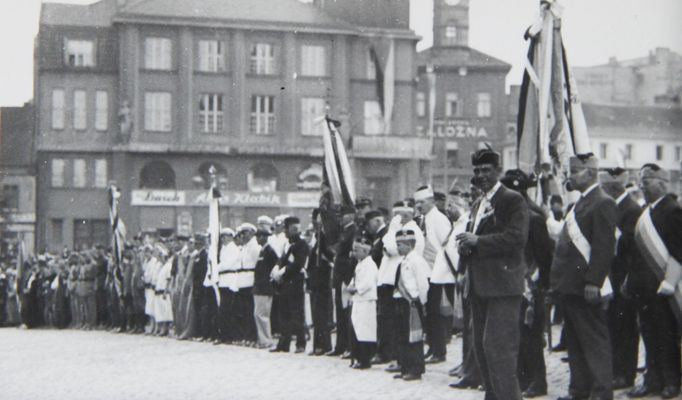 Uvítání, které se dostalo Antonínu Čermákovi při návštěvě Kladna v roce 1932 na náměstí před místní radnicí.