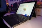 Lenovo Miix 630 si vysloužil pozici nejzajímavějšího nového počítače. Tenký tablet s klávesnicí vydrží až 20 hodin na jedno nabití. Součástí výbavy je LTE a možnost bezplatně přejít z omezených Windows 10 S na verzi Pro. Cena by se měla vejít pod dvacet tisíc korun.