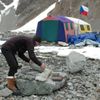 Stavba čortenu pod K2. Čorten je kamenná mohyla pro v Himalájích obvyklé rituály, kterými se vyjadřuje úcta a pokora hoře. Drobné obětiny dané k mohyle mají přinést úspěch a taky šťastný návrat všech členů výpravy.